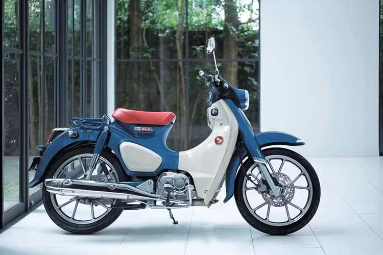 Sức mạnh được truyền qua hộp số 4 cấp dạng vòng, ưu tiên sự êm ái, dễ kiểm soát và phù hợp với điều kiện giao thông đô thị. Khả năng tiết kiệm nhiên liệu tiếp tục là điểm mạnh nổi bật của mẫu xe, với mức tiêu thụ theo chuẩn WMTC đạt 67,8 km/lít trong điều kiện chạy một người.