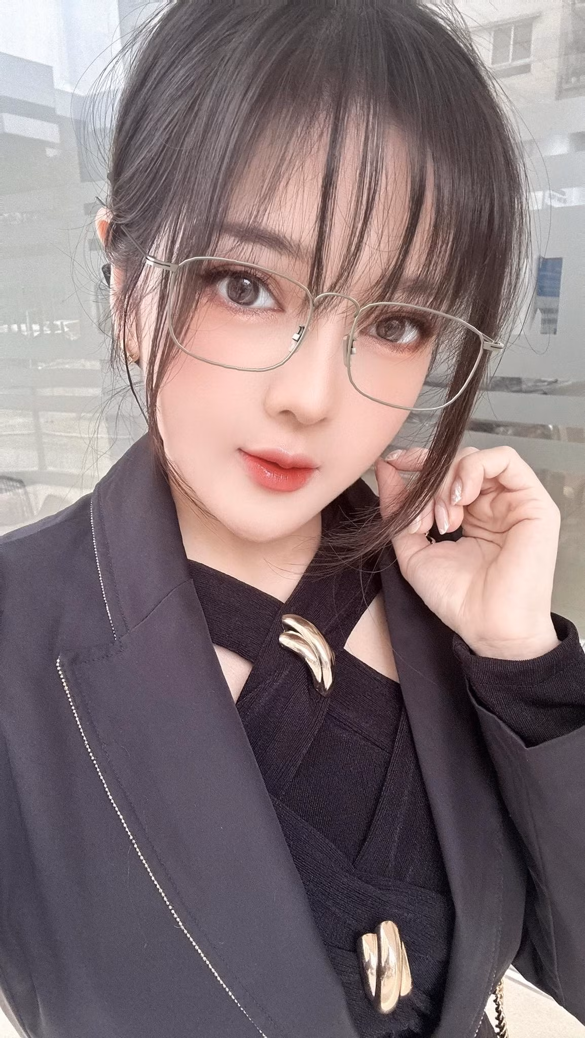 Bộ ảnh cosplay mới của Trang Bít Tết nhanh chóng nhận được sự khen ngợi từ cộng đồng game thủ và những người yêu thích cosplay nhờ vào sự đầu tư kỹ lưỡng lẫn thần thái. Cô đã thể hiện được nét xinh đẹp cùng khí chất hiên ngang của một nữ chiến binh, người xem không khỏi xuýt xoa.