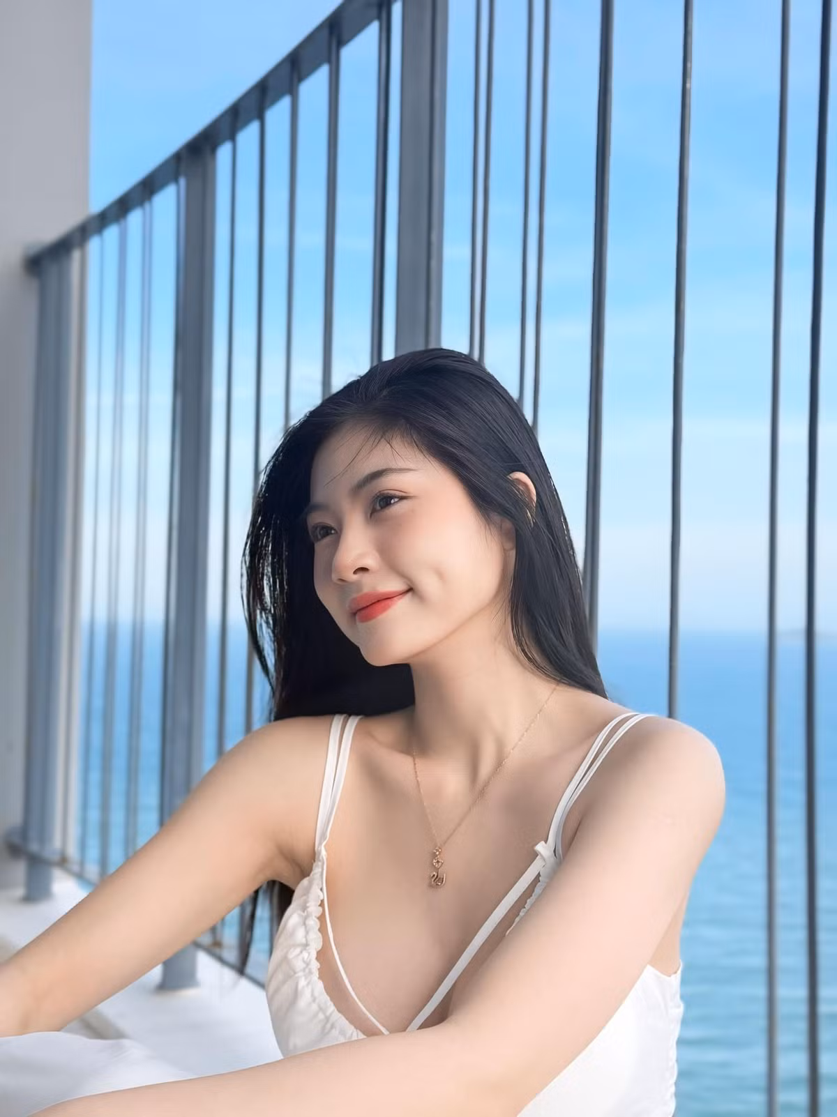Nam Phương được biết đến là một tiểu thư ở Quận 3, có gia thế "khủng" với mẹ là doanh nhân. Mặc dù vậy, cô được nhận xét là có tính cách gần gũi, tự lập và đã kiếm tiền từ sớm.