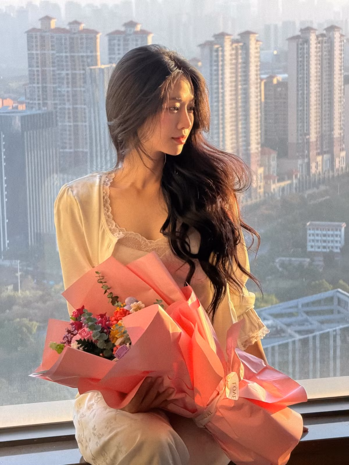 Hot girl Lê Bống (Lê Xuân Anh) mới đây khiến cộng đồng mạng dậy sóng khi chia sẻ loạt ảnh được chụp tại Trung Quốc. Không còn phong cách gợi cảm hay cá tính như thường thấy, Lê Bống lần này hóa thân thành hình tượng “nàng thơ” mềm mại, trưởng thành và đậm chất điện ảnh.