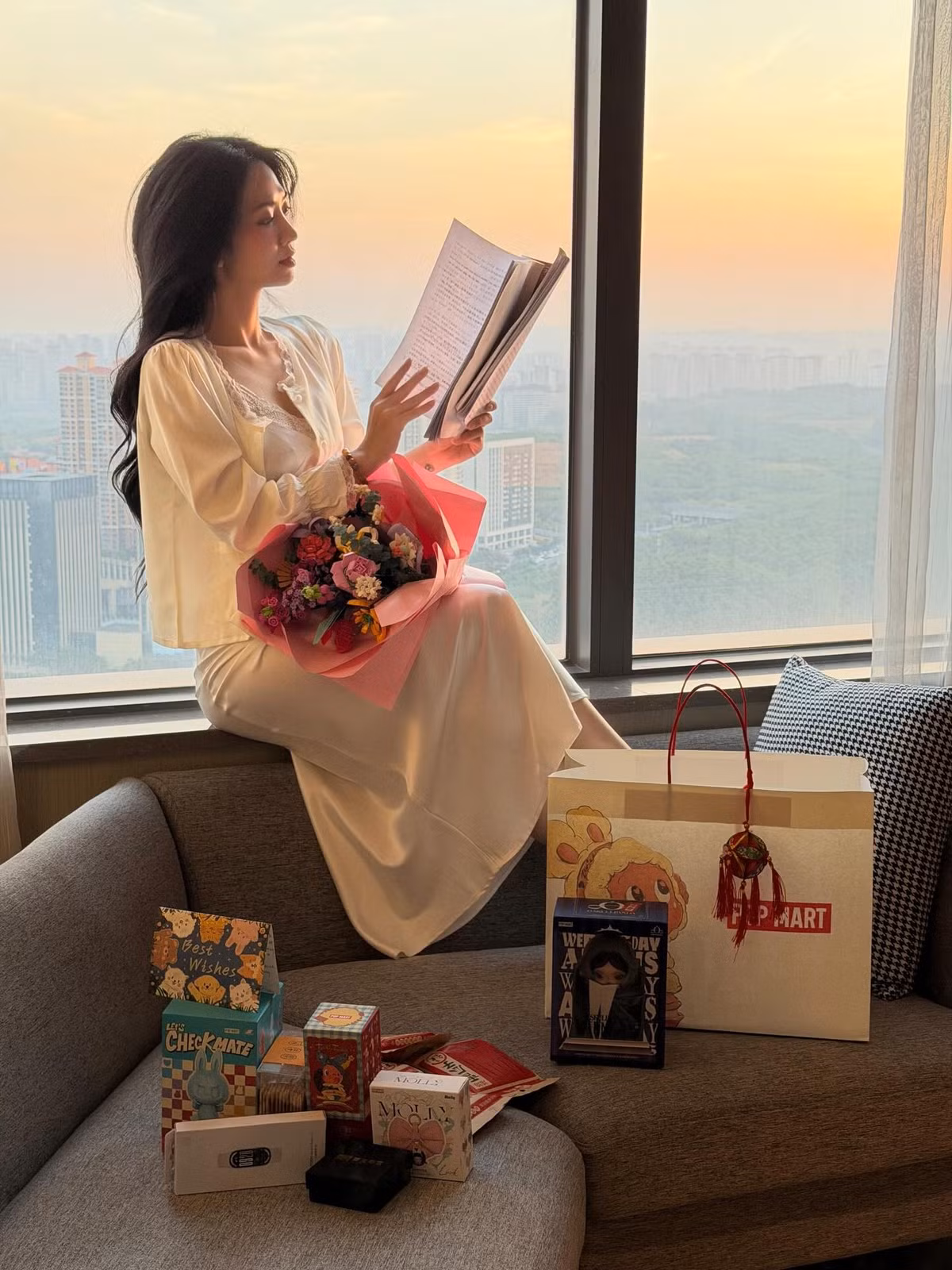 Gương mặt của Lê Bống trong bộ ảnh này mang sắc thái tĩnh lặng hơn thường thấy: đôi mắt sâu, sống mũi thẳng, làn da trắng mịn và bờ môi hồng tự nhiên. Nét đẹp của cô trở nên dịu dàng, trưởng thành, phù hợp hoàn hảo với ánh sáng hoàng hôn phủ lên từng đường nét.