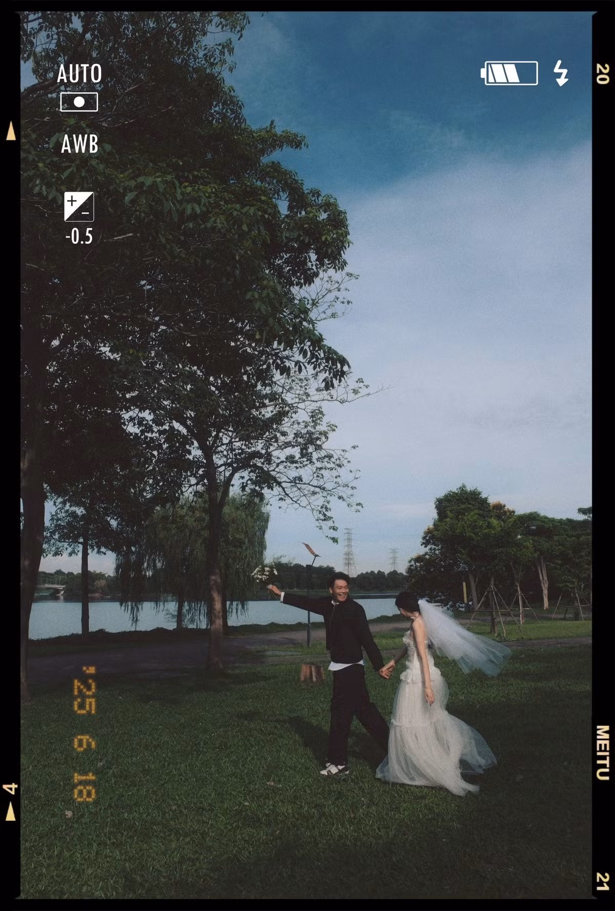 Thành Chung còn khiến dân mạng rần rần bởi dòng trạng thái đính kèm gọi vợ là "cô bé", "luôn yêu em như ngày đầu".