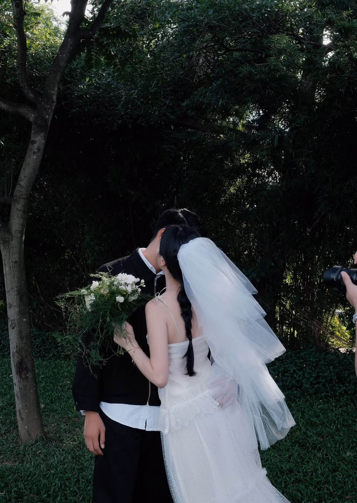 Nguyễn Thành Chung và Ngô Tố Uyên bắt đầu công khai hẹn hò từ năm 2018. Cặp đôi được nhận xét là "trai tài gái sắc", luôn đồng hành trong những thời khắc quan trọng của nhau từ sự nghiệp bóng đá thăng hoa của Thành Chung đến quá trình Tố Uyên lập nghiệp và làm mẹ.