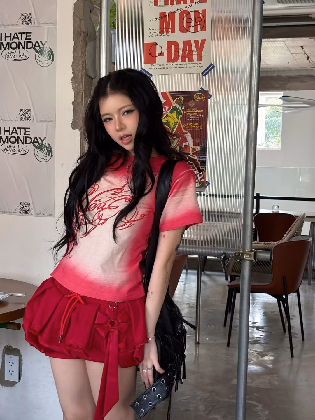 Thần thái của Ciin trong loạt ảnh được nhiều người nhận xét là “lạnh” nhưng cuốn. Từng khung hình đều toát lên sự bình thản, có phần nội tâm, khác hẳn phong cách rực lửa, cá tính mà cô thường thể hiện trong các video vũ đạo.