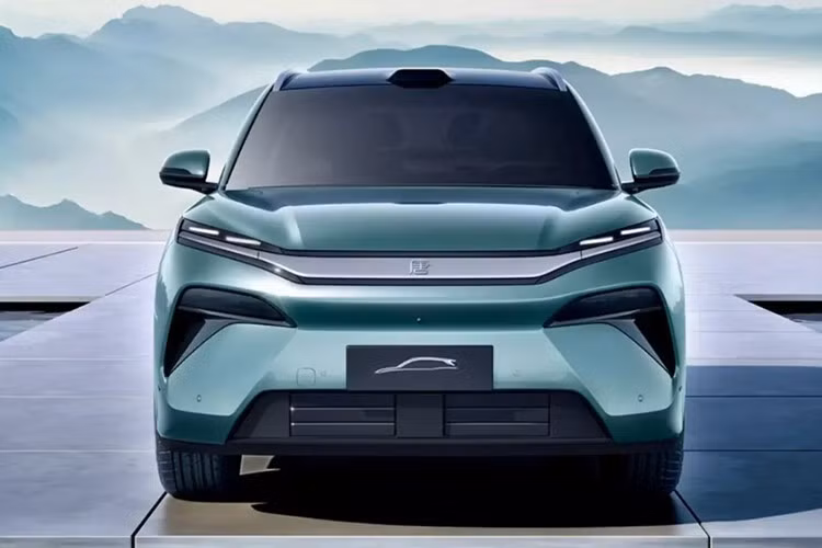 Đây là mẫu CUV cỡ lớn đầu tiên của hãng được trang bị hệ truyền động PHEV. Theo đó, BYD Sealion 8 PHEV được phân phối với hai phiên bản là DM-i và DM-p, đều được xây dựng trên nền tảng công nghệ hybrid thế hệ mới mà BYD đang phát triển mạnh mẽ.
