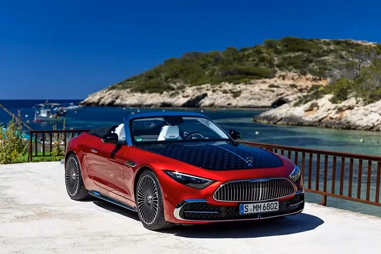 Chiếc xe mui trần SL đầu tiên mang thương hiệu Mercedes-Maybach sở hữu động cơ V8, công suất 577 mã lực của SL63 nhưng kết hợp với giá đỡ động cơ và hệ thống treo mềm hơn, cùng các chi tiết thiết kế nội thất và ngoại thất xa hoa, đã được trình làng lần đầu tiên vào tháng 8 năm 2024.