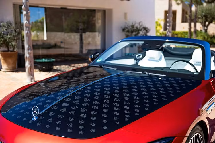 Nội thất có cách tiếp cận tương tự để giúp phân biệt Mercedes-Maybach SL với các SL khác. Mặc dù kiến ​​trúc bảng điều khiển cơ bản và màn hình cảm ứng dọc giống nhau, nhưng màn hình hiển thị phương tiện và cụm đồng hồ kỹ thuật số có hình ảnh động và đồ họa khởi động đặc trưng của Maybach và vô lăng, ghế ngồi, bảng điều khiển phía dưới và tấm ốp cửa đều được bọc da nappa trắng như pha lê.