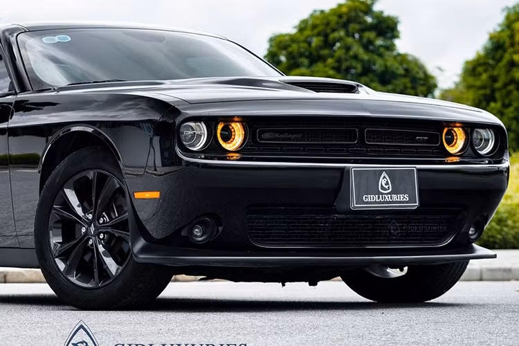 Vòng ra bên hông xe có thể thấy phiên bản Dodge Challenger GT tạo điểm nhấn với các vòm bánh xe mở rộng cùng bộ mâm 5 chấu kép sơn đen bóng tạo điểm nhấn. Nắp bình xăng của xe được sơn tối màu tạo tính tương phản bộ áo đỏ của xe.