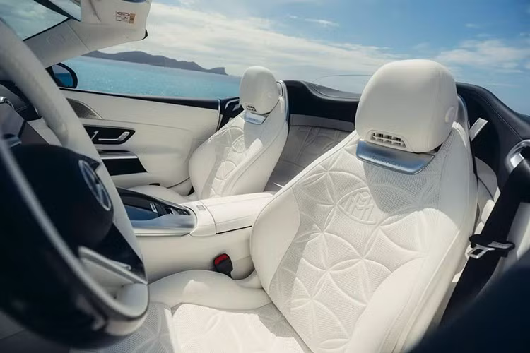 Mercedes-Benz không nói chính xác SL680 nặng hơn SL63 bao nhiêu. Nhưng chắc hẳn là rất nhiều vì hãng cho biết mất 4,1 giây để đạt 100 km/h cho Maybach, trong khi SL63 với cùng động cơ và công suất đầu ra chỉ mất 3,6 giây, và 3,9 giây cho SL55 470 mã lực. Tốc độ tối đa cũng giảm từ 315 km/h của SL63 xuống còn 260 km/h thông qua bộ giới hạn điện tử.