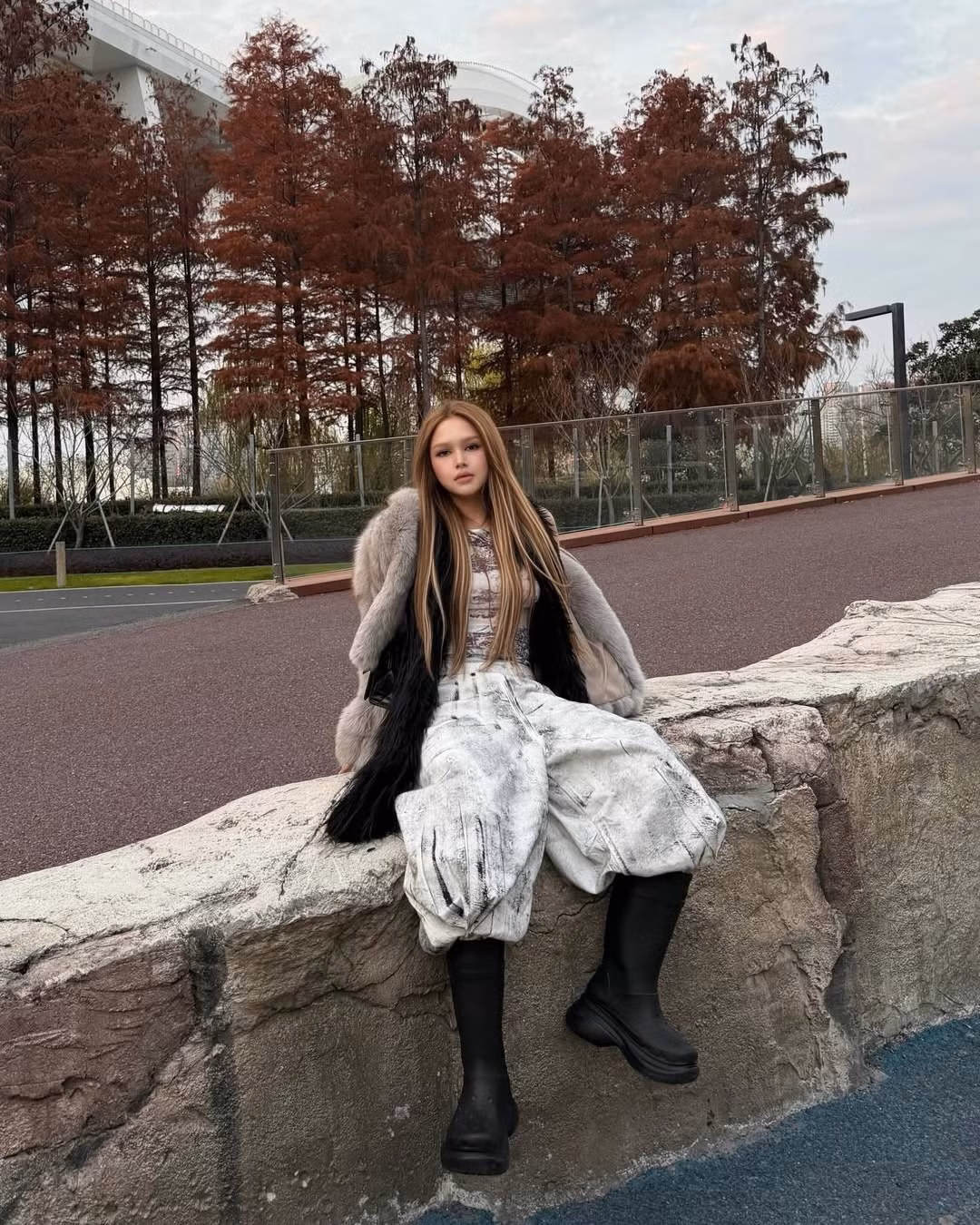 Trong sự nghiệp, Xoài Non hoạt động đa dạng với vai trò người mẫu quảng cáo, influencer, tham gia đóng MV ca nhạc, phim sitcom và đặc biệt là livestream bán hàng – lĩnh vực mang lại nguồn thu đáng kể.