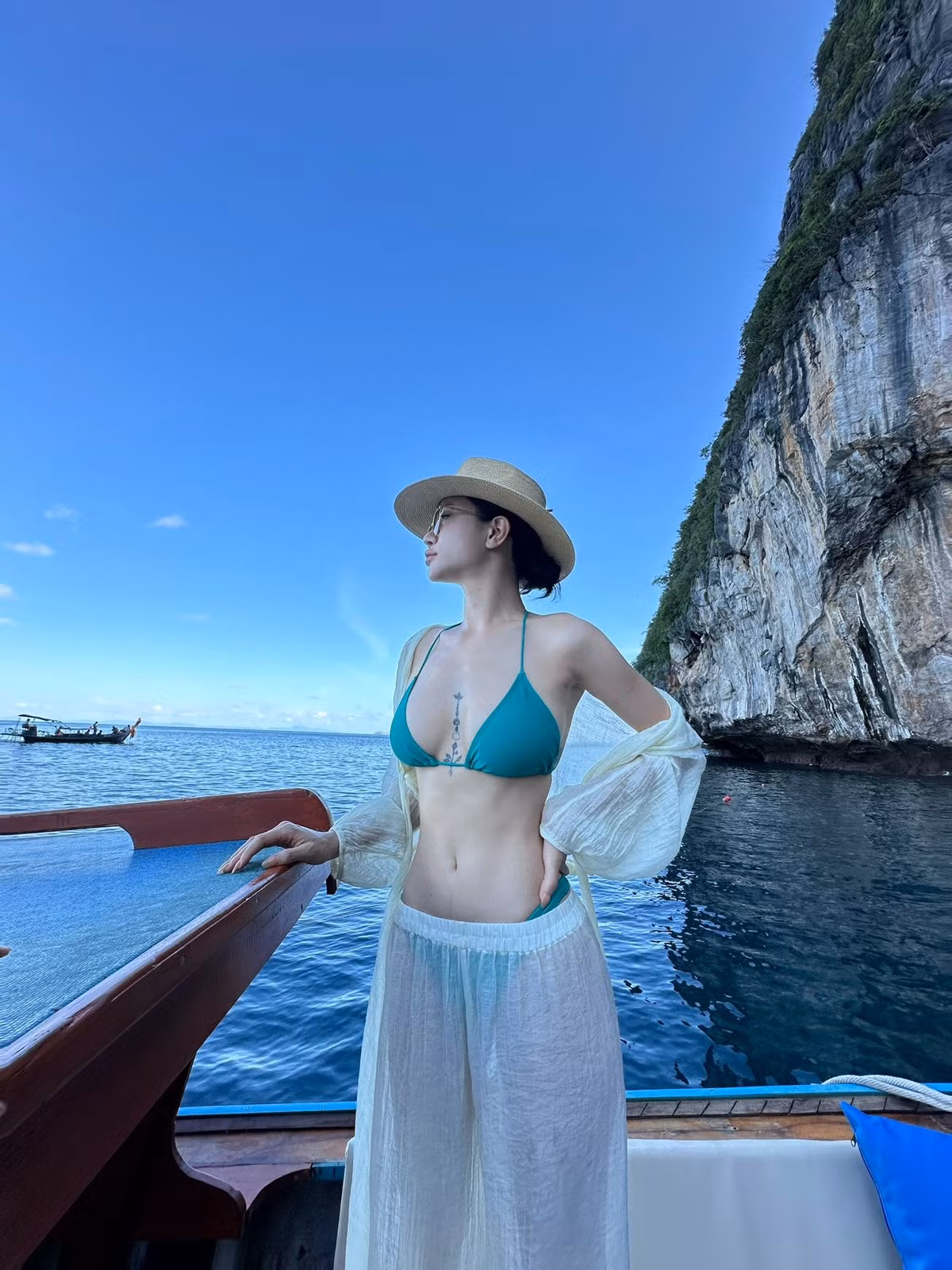 Bộ ảnh áo dài lần này không chỉ là sự trở lại về mặt hình ảnh, mà còn thể hiện một Trần Ngọc Bích điềm tĩnh, chín chắn sau nhiều thăng trầm. Vẻ đẹp quý phái cùng câu chuyện nghề nghiệp nhiều dấu ấn tiếp tục giúp “người đẹp Quảng Ninh” giữ được sự quan tâm của công chúng.
