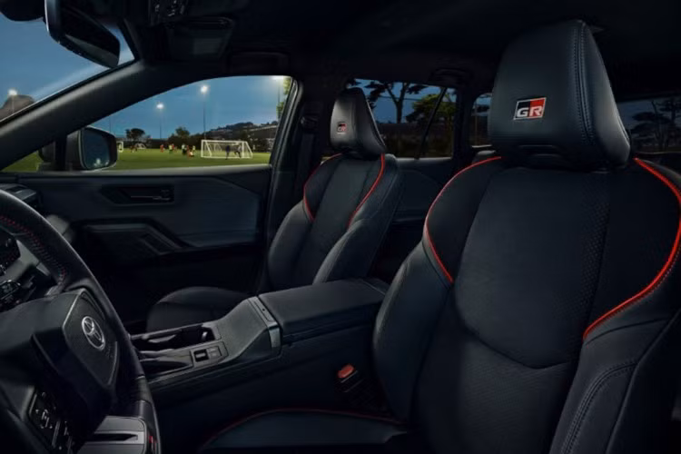 Những nâng cấp mới trên Toyota RAV4 GR Sport mới cho thấy đây không chỉ là một chiếc SUV với ngoại hình thể thao, mà còn hướng tới trải nghiệm lái khác biệt.