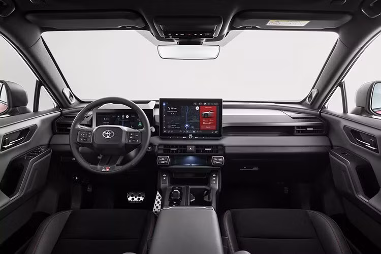 Bên trong khoang lái, Toyota vẫn giữ triết lý tối giản đặc trưng nhưng khéo léo lồng ghép những chi tiết mang bản sắc Gazoo Racing: logo GR xuất hiện trên vô-lăng và tựa đầu ghế, bàn đạp bằng nhôm, cùng lẫy chuyển số đặt sau vô-lăng.