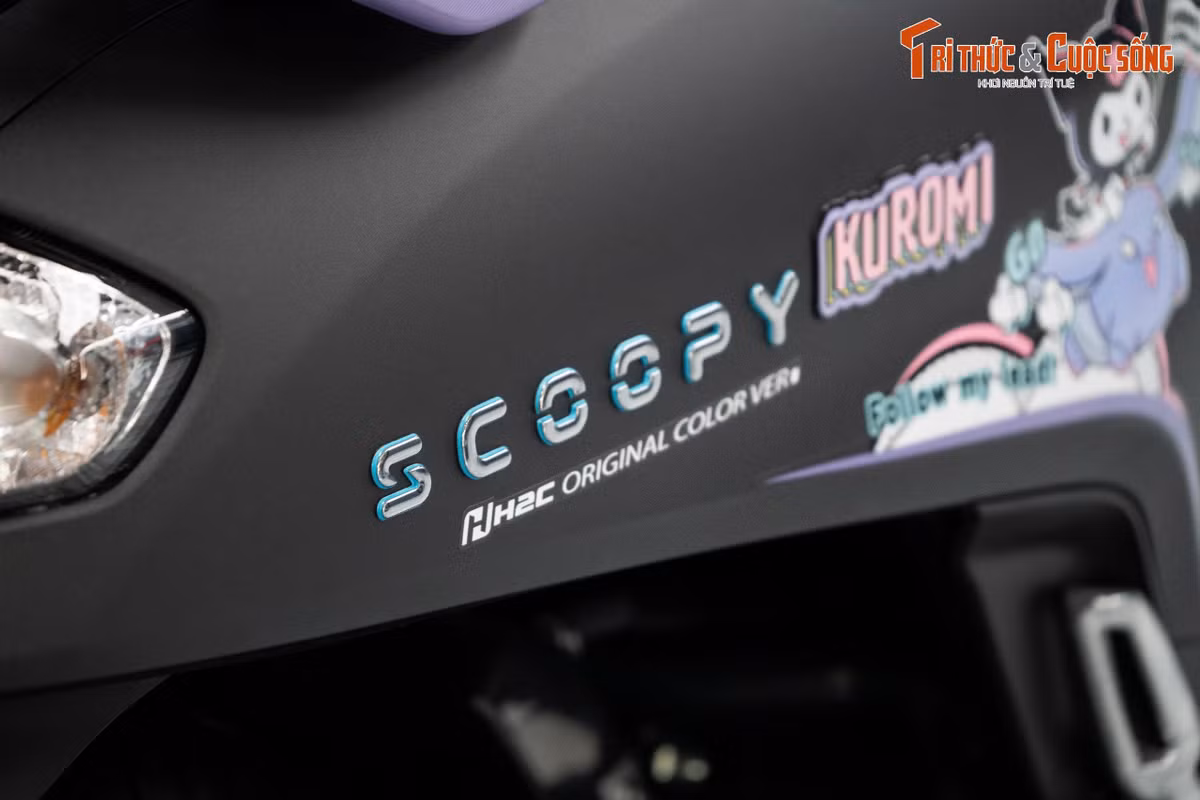 Honda Scoopy Kuromi sử dụng mâm đúc 5 chấu kích thước 12 inch cho cả hai bánh. Phanh trước dạng đĩa, trong khi phanh sau vẫn là dạng tang trống quen thuộc. Hệ thống treo gồm phuộc trước ống lồng và giảm xóc đơn phía sau được đặt lệch một bên.