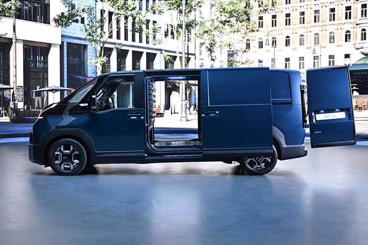 Kia cho biết hãng sẽ mở bán trước hai phiên bản gồm PV7 Cargo Long và PV7 Passenger Long tại Hàn Quốc và châu Âu vào nửa cuối năm 2027. Cả hai phiên bản đều có chiều dài khoảng 5,3 m, hướng đến nhóm khách hàng doanh nghiệp và dịch vụ vận tải.