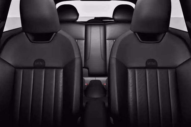 Điểm khác biệt nằm ở hệ thống phanh và hệ thống treo John Cooper Works được lắp đặt riêng cho phiên bản này, tập trung cải thiện khả năng kiểm soát thân xe và hiệu suất phanh thay vì tối ưu tốc độ trên đường thẳng.