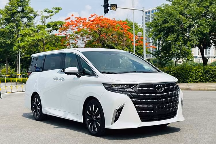 Toyota Alphard: 17 xe ﻿Mẫu xe MPV hạng sang Toyota Alphard đứng thứ 3 với 17 xe bán ra trong tháng 8, giảm 37% so với 27 xe của tháng 7. Cộng dồn từ đầu năm, mẫu MPV hạng sang này có doanh số đạt 233 xe. Với giá bán cao và nhóm khách hàng mục tiêu khá hẹp, Alphard thường xuyên xuất hiện trong danh sách xe bán chậm là điều dễ hiểu.