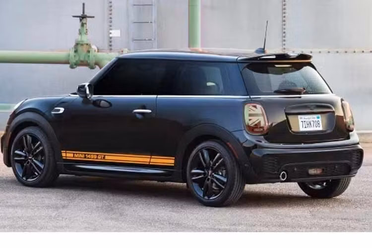Về ngoại thất, xe chỉ có duy nhất lựa chọn màu sơn đen Midnight Black Metallic, đi kèm bộ tem GT, các chi tiết khí động học phong cách JCW bao gồm cánh gió nhỏ cùng bộ mâm 17 inch màu đen. Kiểu phối màu cùng cách đưa trang bị JCW lên một bản Mini tiêu chuẩn vốn là đặc trưng quen thuộc của hãng.