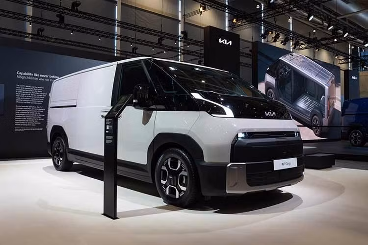 Sau khi trình làng mẫu PBV đầu tiên là Kia PV5 vào tháng 2/2025, hãng xe Hàn Quốc tiếp tục mở rộng danh mục xe thương mại điện hóa với mẫu PV7 2027 cỡ lớn hơn, hướng tới các nhu cầu vận tải và dịch vụ đa dạng.