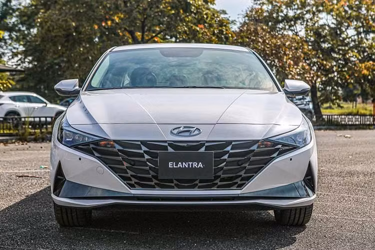 Hyundai Elantra: 14 xe ﻿Trong tháng 8 vừa qua, Hyundai Elantra giữ nguyên thành tích 14 xe như tháng trước đó. Tuy nhiên, nhờ Isuzu mu-X giảm sâu hơn, Elantra đã được đẩy xuống vị trí thứ 2 trong nhóm xe bán chậm nhất. Doanh số cộng dồn năm 2026 của mẫu sedan cỡ C này chỉ đạt 232 xe.