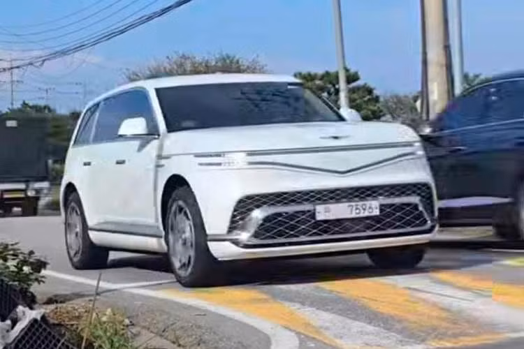Phát triển từ concept Neolun ra mắt 2024, Genesis GV90 được định vị ở phân khúc SUV cỡ lớn và dự kiến có hai phiên bản tiêu chuẩn và Neolun. Trong đó, bản Neolun sở hữu nhiều trang bị cao cấp cùng thiết kế cửa đặc biệt. Xe mang phong cách thiết kế tối giản. Phía trước nổi bật với cụm đèn Two-Line tạo hình cánh chim, kết hợp đèn pha Micro Lens Array (MLA) và lưới tản nhiệt họa tiết G-matrix.