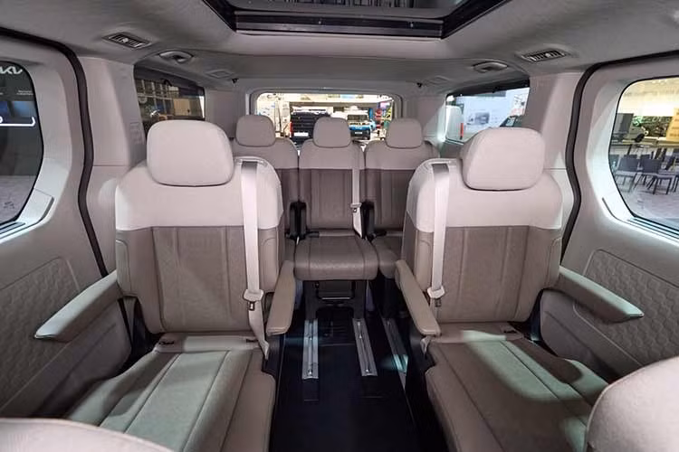 Kia PV7 sở hữu khoang cabin và khu vực chở hàng rộng rãi với thiết kế sàn phẳng, kết hợp cùng bộ pin dung lượng lớn, hệ thống truyền động điện hiệu suất cao và kiến trúc sạc nhanh 800V. Theo công bố, Kia PV7 có khả năng di chuyển hơn 460km sau mỗi lần sạc đầy. Khi sử dụng bộ sạc nhanh công suất 350 kW, xe có thể sạc từ 10% lên 80% dung lượng pin trong khoảng 25 phút.