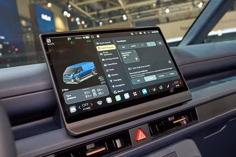 Được trang bị hệ thống "Pleos Connect" dựa trên Android Automotive, AI sinh tạo "Gleo AI", "Pleos Fleet" và các tính năng khác để nâng cao hiệu quả công việc. Cản va và vòm bánh được thiết kế để thay thế nhanh chóng và được trang bị các tính năng hỗ trợ lái xe tiên tiến như hỗ trợ phòng tránh va chạm phía trước.