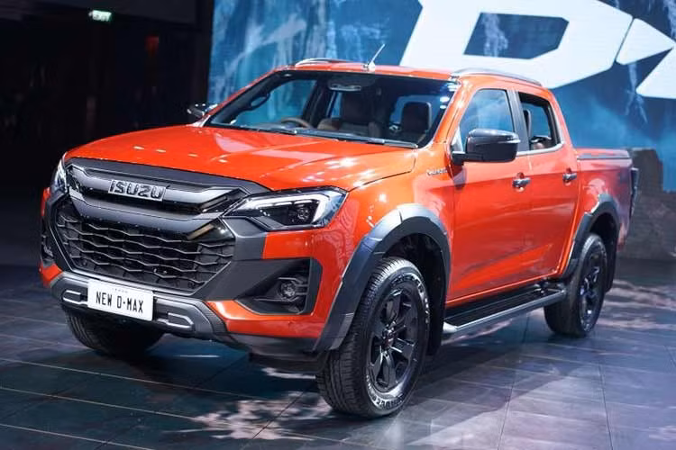Isuzu D-Max: 29 xe ﻿Doanh số mẫu xe bán tải Isuzu D-Max cũng sụt giảm 47,3% so với tháng trước khi chỉ bán được 29 xe trong tháng 8. Dù là mẫu bán tải có lợi thế về động cơ diesel và khả năng vận hành bền bỉ, nhưng Ford Ranger gần như thâu tóm toàn bộ miếng bánh thị phần bán tải tại Việt Nam, khiến những mẫu xe chú trọng tính thực dụng, thô ráp như D-Max không có nhiều đất diễn.