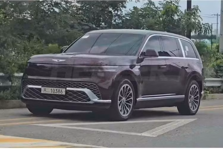 Về an toàn, mẫu SUV điện được trang bị 12 túi khí, trong đó có túi khí trên trần nhằm hạn chế nguy cơ hành khách bị văng khỏi xe khi xảy ra tai nạn lật xe. Hệ thống giám sát khoang cabin có thể nhận diện tư thế của từng hành khách để điều chỉnh hoạt động của túi khí và dây đai an toàn.
