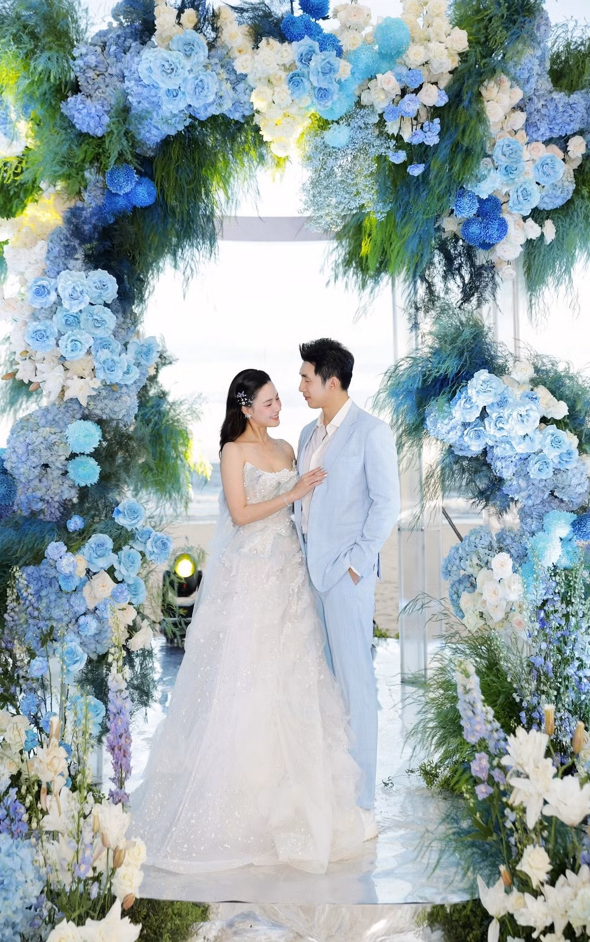 Sau kết hôn, Midu và chồng không phô trương đời sống riêng tư nhưng thỉnh thoảng vẫn chia sẻ những khoảnh khắc giản dị, ấm áp bên nhau. Chính sự kín đáo nhưng đầy tình cảm ấy lại khiến công chúng càng thêm ngưỡng mộ.