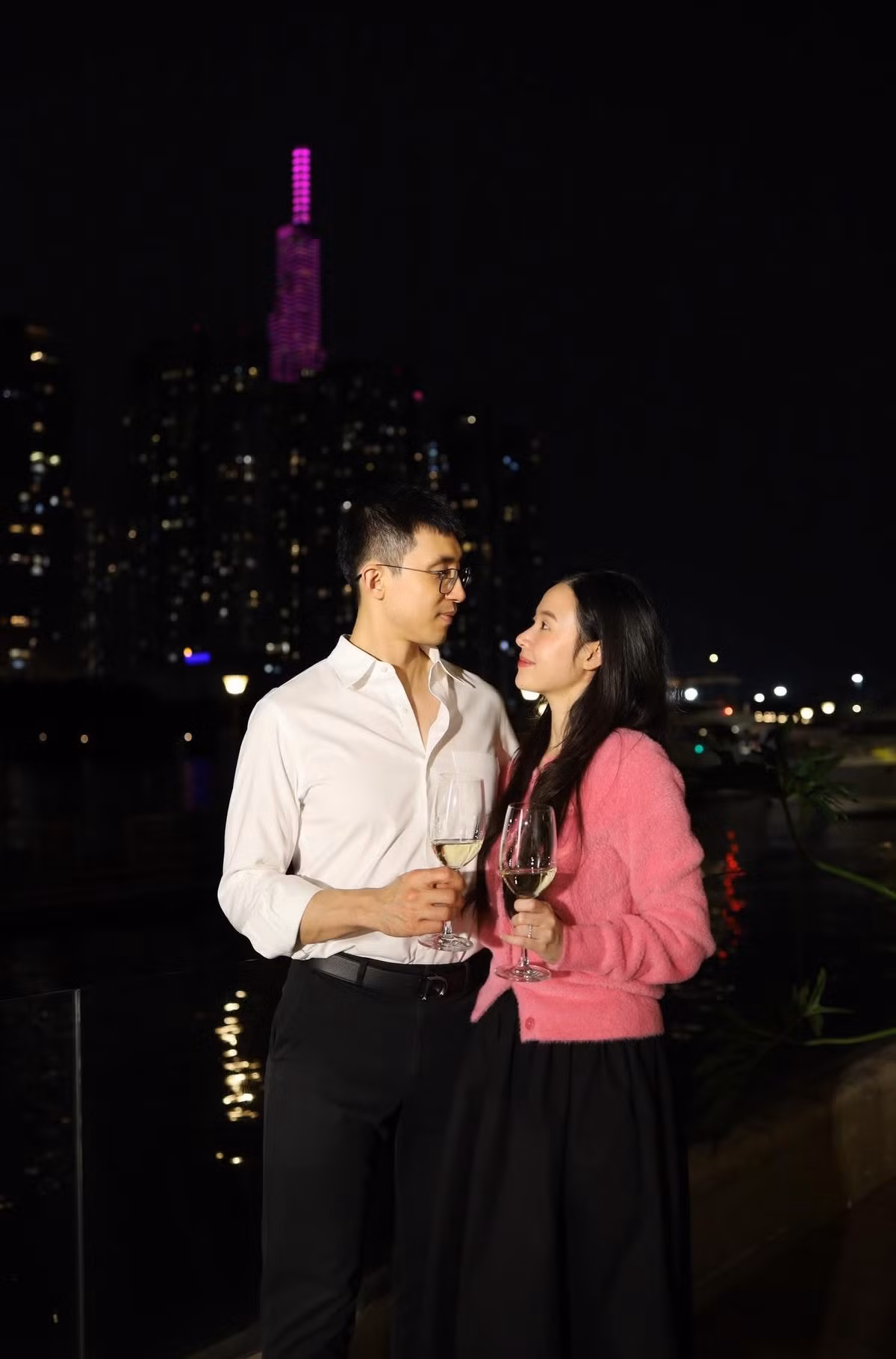 Những ngày gần đây, mạng xã hội lan truyền loạt khoảnh khắc đời thường của Midu khiến nhiều người không khỏi ngưỡng mộ. Điều khiến dân mạng chú ý không chỉ là nhan sắc ngày càng mặn mà của người đẹp mà còn bởi một chi tiết rất đỗi ngọt ngào: trong loạt ảnh được chia sẻ, ánh mắt của chồng Midu ở “10 tấm như 10” đều hướng trọn về vợ, toát lên sự say đắm và nâng niu khó giấu.
