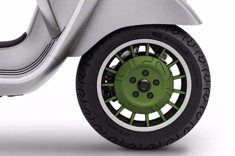 Mẫu xe phát triển trên nền tảng dòng Vespa GTS thân lớn, sử dụng động cơ HPE 278cc cho công suất 25 mã lực. Về trang bị an toàn, xe tích hợp hệ thống phanh ABS hai kênh và kiểm soát lực kéo điện tử ASR.