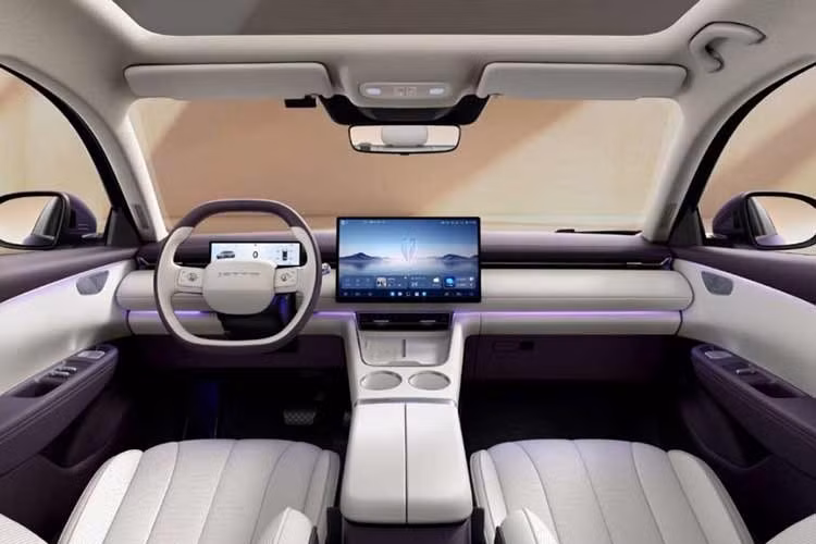 Đáng chú ý, toàn bộ hàng ghế trước của xe có thể gập phẳng hoàn toàn để kết hợp với hàng ghế sau tạo thành một bề mặt nằm phẳng như giường đôi. Chi tiết này được đánh giá cao về độ tiện dụng, đặc biệt phù hợp cho người lái nghỉ ngơi trong thời gian chờ sạc pin hoặc trong các chuyến dã ngoại. Ngoài ra, xe còn hỗ trợ tính năng cấp điện ngoại vi V2L với công suất tối đa 3,5 kW.