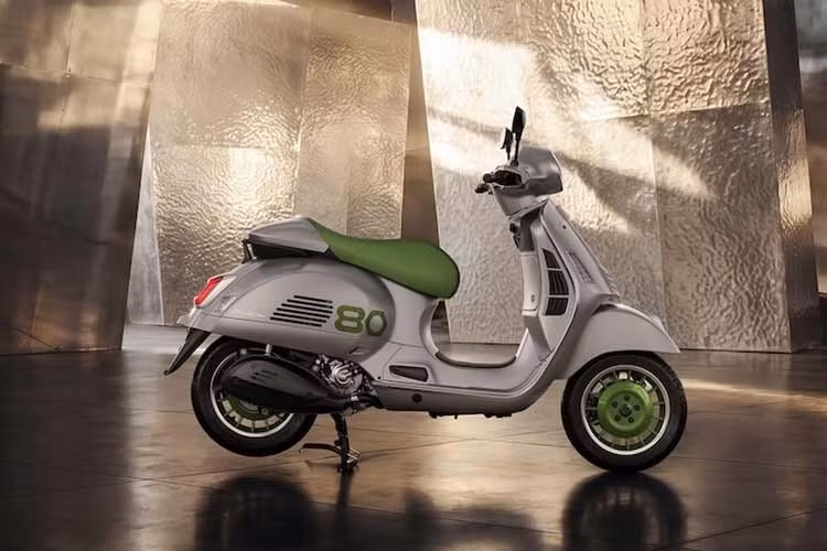 Thị trường Việt Nam tiếp nhận 4 chiếc Vespa Edizione Ottantesimo duy nhất, sở hữu các mã số mang ý nghĩa may mắn theo văn hóa phương Đông là 799, 796, 696 và 396. Xe có giá bán lẻ đề xuất là 372 triệu đồng (đã bao gồm thuế).