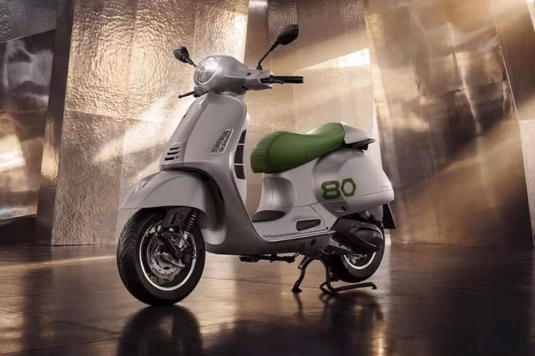 Piaggio Việt Nam chính thức giới thiệu phiên bản giới hạn của mẫu xe tay ga Vespa Edizione Ottantesimo nhân kỷ niệm 80 năm thành lập thương hiệu kể từ năm 1946. Ra mắt lần đầu tại sự kiện Vespa Roma 2026, mẫu xe này chỉ được sản xuất 1.946 chiếc trên toàn cầu.