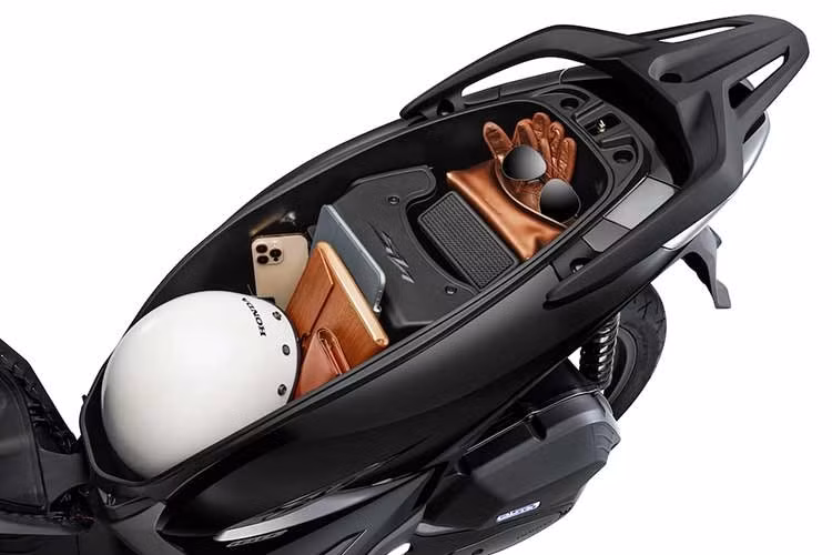 Honda SH160i/125i 2027 tiếp tục sở hữu động cơ eSP+ 4 van, nhưng được điều chỉnh để đáp ứng tiêu chuẩn khí thải Euro 4. Theo Honda Việt Nam, hãng đã nâng cấp hệ thống phun xăng điện tử nhằm tối ưu quá trình đốt cháy, đồng thời cải tiến hệ thống xử lý khí thải tại ống xả.