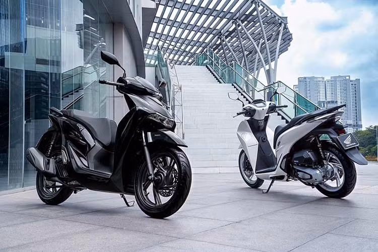 Tại Việt Nam, giá bán của Honda SH125i 2027 dao động từ 76,67-85,7 triệu đồng tùy phiên bản, còn Honda SH160i 2027 có giá 95,29-104,49 triệu đồng. Như vậy, mức giá của bản 2027 không đổi so với bản đời 2026.