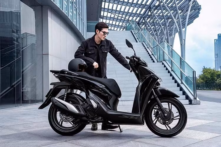 Theo Honda Việt Nam, khách hàng mua SH160i/125i 2027 phiên bản Thể thao màu Aura Black Edition trong thời gian từ khi mở bán đến hết ngày 30/11/2026 sẽ được tặng một mũ bảo hiểm Jet cao cấp màu đen xám và một thảm sàn màu đen.