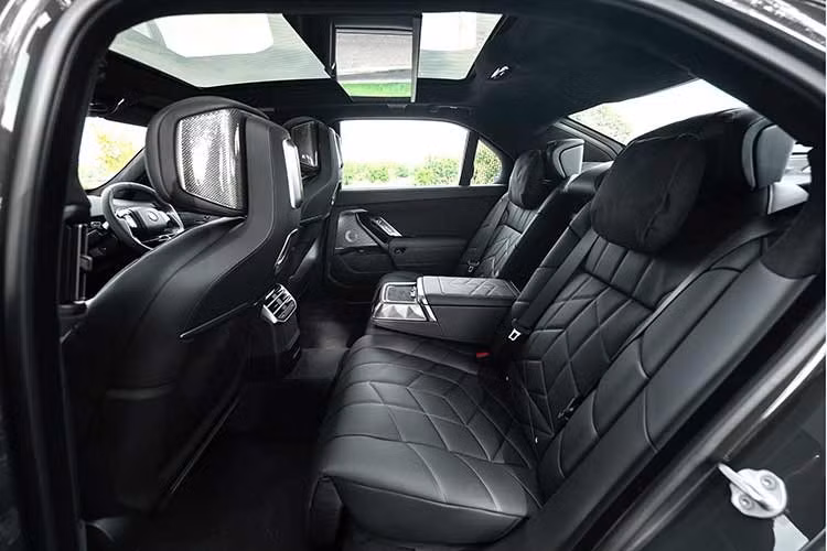 Điểm nhấn công nghệ nằm ở hệ thống giải trí BMW Theatre Screen dành cho hành khách phía sau, sử dụng màn hình kích thước 31,3 inch, tỷ lệ 32:9 và hỗ trợ độ phân giải 8K. Xe còn có hệ thống âm thanh Bowers &amp; Wilkins Diamond với 35 loa, công nghệ Dolby Atmos, màn hình BMW Passenger Screen, hệ thống hiển thị BMW Panoramic Vision và màn hình HUD 3D.