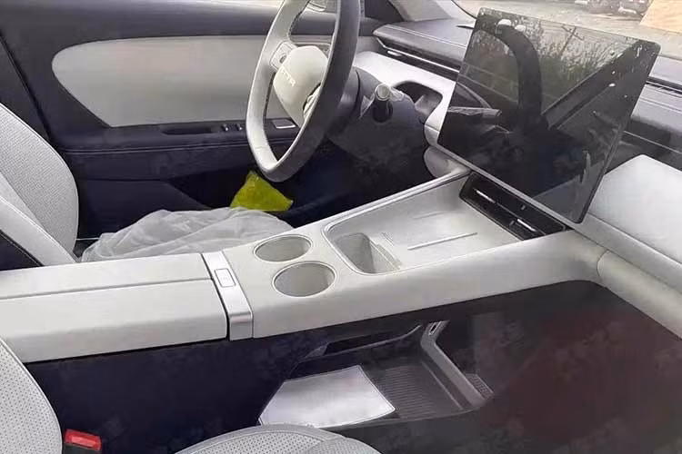 Dù thuộc phân khúc giá rẻ, khoang cabin của Jetta M6 vẫn được trang bị nhiều công nghệ hiện đại. Phiên bản cao cấp nhất sở hữu hệ thống hỗ trợ lái nâng cao L2 chạy trên chip Journey 6M của Horizon Robotics kết hợp mô hình GAIA 2.0 World Model, cho phép xe hỗ trợ điều hướng tự động (NoA) trên đường cao tốc lẫn trong đô thị.