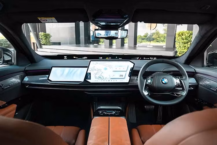 Hai con số này cần được đối chiếu thêm với tài liệu chính thức của BMW. Về khả năng sạc, BMW i7 hỗ trợ sạc AC công suất tối đa 22 kW và sạc nhanh DC lên tới 250 kW. Theo công bố, xe có thể sạc từ 10% lên 80% dung lượng pin trong khoảng 28 phút khi sử dụng trạm sạc nhanh phù hợp.