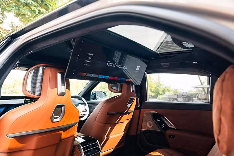 Bên trong khoang lái, BMW i7 tiếp tục tập trung vào trải nghiệm sang trọng với ghế trước và sau tích hợp sưởi, thông gió và massage. Hàng ghế sau được trang bị cấu hình Executive Lounge, điều hòa tự động 4 vùng độc lập, rèm che nắng chỉnh điện cùng nhiều chi tiết trang trí cao cấp.