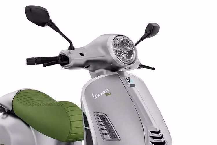 Vespa Edizione Ottantesimo duy trì khung thép liền khối truyền thống. Thân xe mang màu sơn xám kim loại mờ nhằm tái hiện bề mặt kim loại nguyên bản, kết hợp sắc xanh cổ điển từng xuất hiện trên những mẫu xe năm 1946 tại các vị trí yên xe, vành bánh và họa tiết trang trí.
