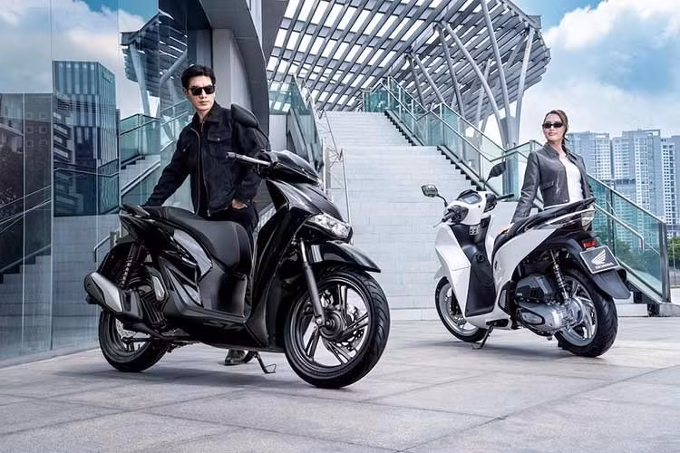 Ngày 27/10 vừa qua, Honda Việt Nam đã chính thức giới thiệu bộ đôi xe tay ga SH160i và SH125i phiên bản 2027. So với đời trước, thay đổi đáng chú ý tập trung vào màu sắc, công nghệ động cơ và một số tính năng hỗ trợ người sử dụng.