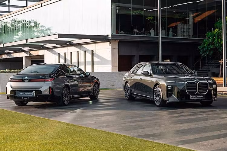 BMW i7 (G70 LCI) được phân phối tại Thái Lan dưới dạng nhập khẩu nguyên chiếc từ Đức, với hai phiên bản gồm i7 50 xDrive M Sport có giá 6.999.000 baht và i7 50 xDrive M Sport Two-Tone giá 7.599.000 baht (tương đương khoảng 5,4–5,8 tỷ đồng). Đáng chú ý, chỉ có 12 chiếc được dành cho thị trường này.