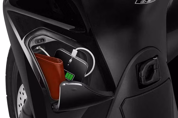 Riêng phiên bản SH160i tích hợp kết nối Bluetooth qua ứng dụng My Honda+, hỗ trợ theo dõi lịch bảo dưỡng, nhận cảnh báo lỗi hoặc nhắc nhở nhiên liệu. Xe sở hữu cốp dung tích 28 lít và hộc đồ phía trước tích hợp cổng sạc USB Type-C.