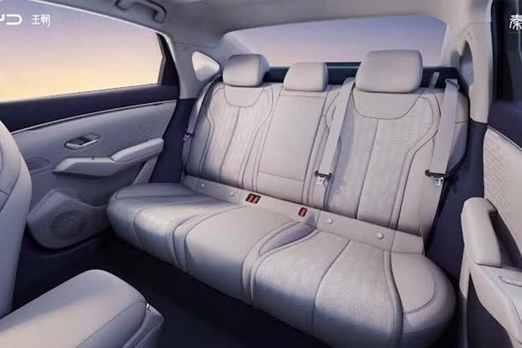 Thế hệ mới của mẫu sedan này tiếp tục sử dụng công nghệ hybrid sạc điện DM-i thế hệ thứ 5 của BYD. Hệ truyền động của BYD Qin Plus DM-i 2027 kết hợp động cơ xăng 4 xi-lanh, dung tích 1.5L với một mô-tơ điện, có công suất tối đa lần lượt là 99 mã lực và 161 mã lực. Ngoài ra, mẫu xe này còn cung cấp hai tùy chọn pin lithium-sắt-phosphate (LFP) với dung lượng 16,2 kWh và 24,3 kWh.