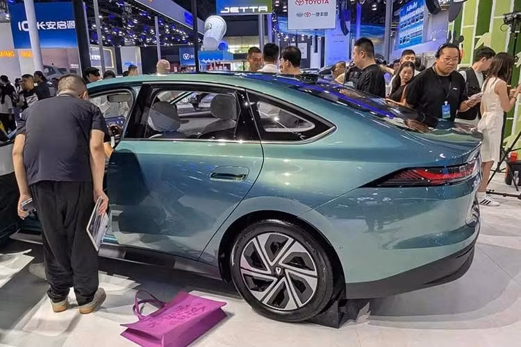 Việc bổ sung một mẫu xe thuần điện M6 cho thấy Jetta đang mở rộng danh mục sản phẩm để thích ứng với thị trường Trung Quốc, nơi xe năng lượng mới ngày càng chiếm vị trí quan trọng. Với mức giá khởi điểm 79.800 Nhân dân tệ (khoảng 308 triệu đồng).