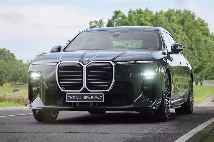 Về an toàn, BMW i7 được trang bị gói hỗ trợ lái Driving Assistant Plus và hỗ trợ đỗ xe Parking Assistant Plus, cùng hàng loạt tính năng như cảnh báo chệch làn, hỗ trợ giữ làn, phanh khẩn cấp, cảnh báo phương tiện phía sau, hỗ trợ tránh chướng ngại vật và hệ thống giám sát an ninh quanh xe.