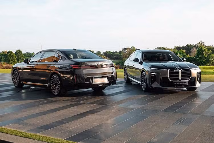Tại Thái Lan, mẫu sedan điện này có bốn lựa chọn màu ngoại thất, gồm Black Sapphire Metallic, Oxide Grey Metallic, Dravit Grey Metallic và phối hai tông màu BMW Individual. Nội thất sử dụng da Merino với ba màu đen, nâu Mocha và nâu Tartufo. Hiện chưa có thông tin mẫu xe sedan hạng sang BMW i7 2027 về Việt Nam.